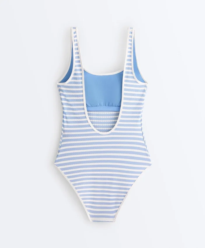 Bañador de cuello redondo con rayas texturizadas Bañador de cuello redondo con rayas texturizadas