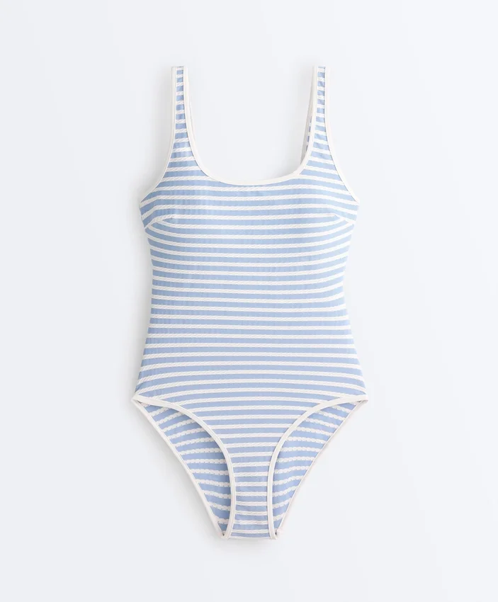 Bañador de cuello redondo con rayas texturizadas Bañador de cuello redondo con rayas texturizadas