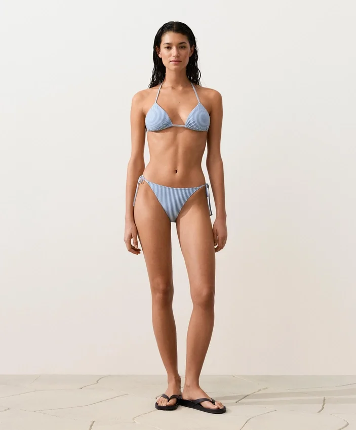 Bikini triangular con rayas texturizadas Bikini triangular con rayas texturizadas