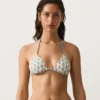 Bikinis triangulares con ondas en contraste de croché Bikinis triangulares con ondas en contraste de croché