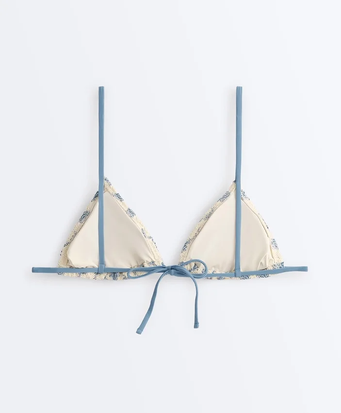 Bikinis triangulares con ondas en contraste de croché Bikinis triangulares con ondas en contraste de croché
