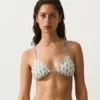 Bikinis triangulares con ondas en contraste de croché Bikinis triangulares con ondas en contraste de croché