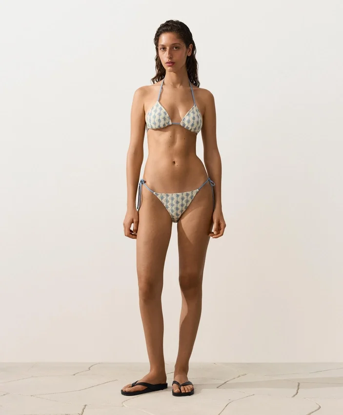 Bikinis triangulares con ondas en contraste de croché Bikinis triangulares con ondas en contraste de croché