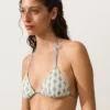 Bikinis triangulares con ondas en contraste de croché Bikinis triangulares con ondas en contraste de croché