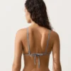 Bikinis triangulares con ondas en contraste de croché Bikinis triangulares con ondas en contraste de croché