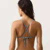 Bikinis triangulares con ondas en contraste de croché Bikinis triangulares con ondas en contraste de croché