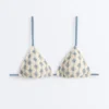 Bikinis triangulares con ondas en contraste de croché Bikinis triangulares con ondas en contraste de croché