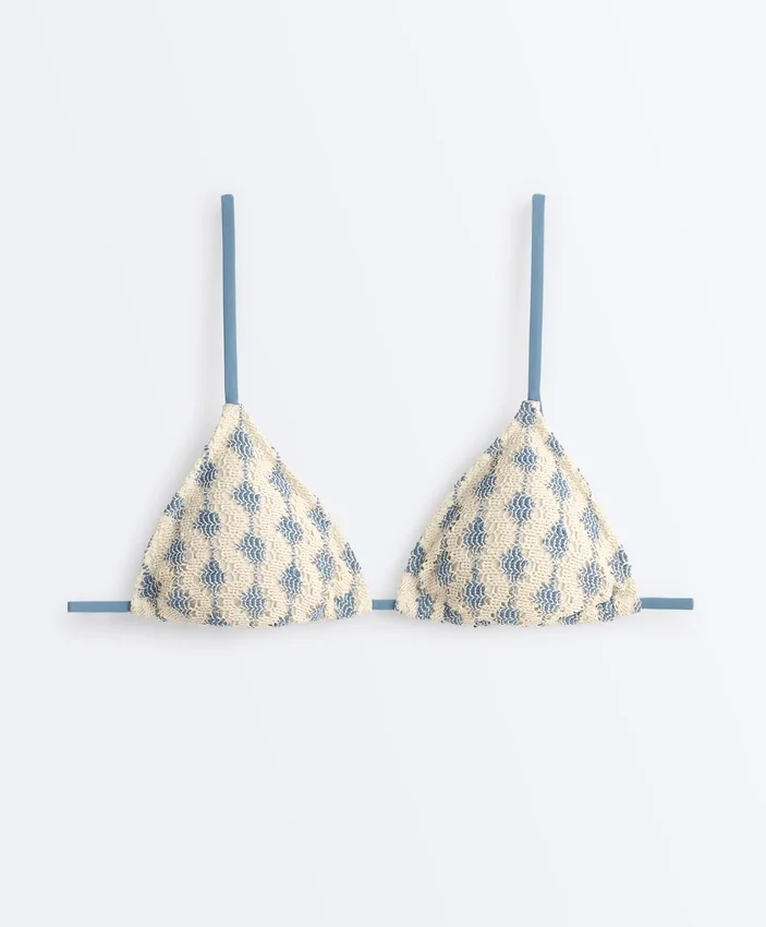 Bikinis triangulares con ondas en contraste de croché Bikinis triangulares con ondas en contraste de croché