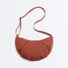 Bolso cruzado acolchado con textura