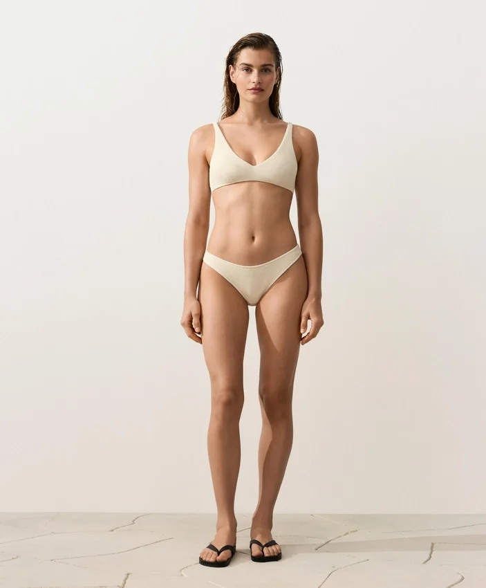 Braguitas de bikini de cobertura media con corte en U y tejido arrugado Braguitas de bikini de cobertura media con corte en U y tejido arrugado