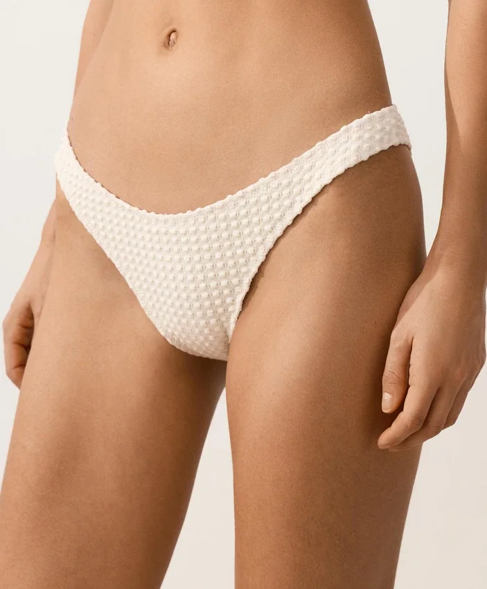 Braguitas de bikini de cobertura media con corte en U y tejido de ganchillo con textura de burbujas Braguitas de bikini de cobertura media con corte en U y tejido de ganchillo con textura de burbujas