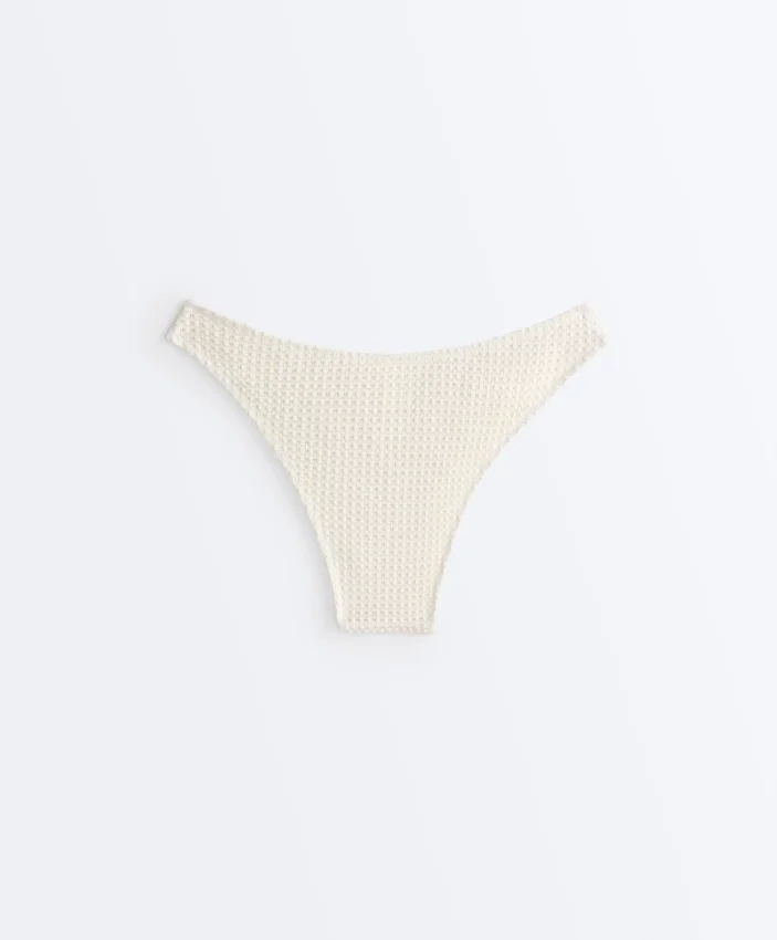 Braguitas de bikini de cobertura media con corte en U y tejido de ganchillo con textura de burbujas Braguitas de bikini de cobertura media con corte en U y tejido de ganchillo con textura de burbujas