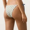 Braguitas de bikini de cobertura media con lazo de croché y estampado de ondas Braguitas de bikini de cobertura media con lazo de croché y estampado de ondas