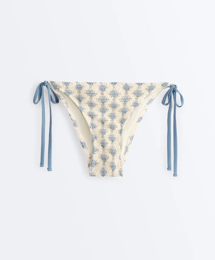 Braguitas de bikini de cobertura media con lazo de croché y estampado de ondas Braguitas de bikini de cobertura media con lazo de croché y estampado de ondas