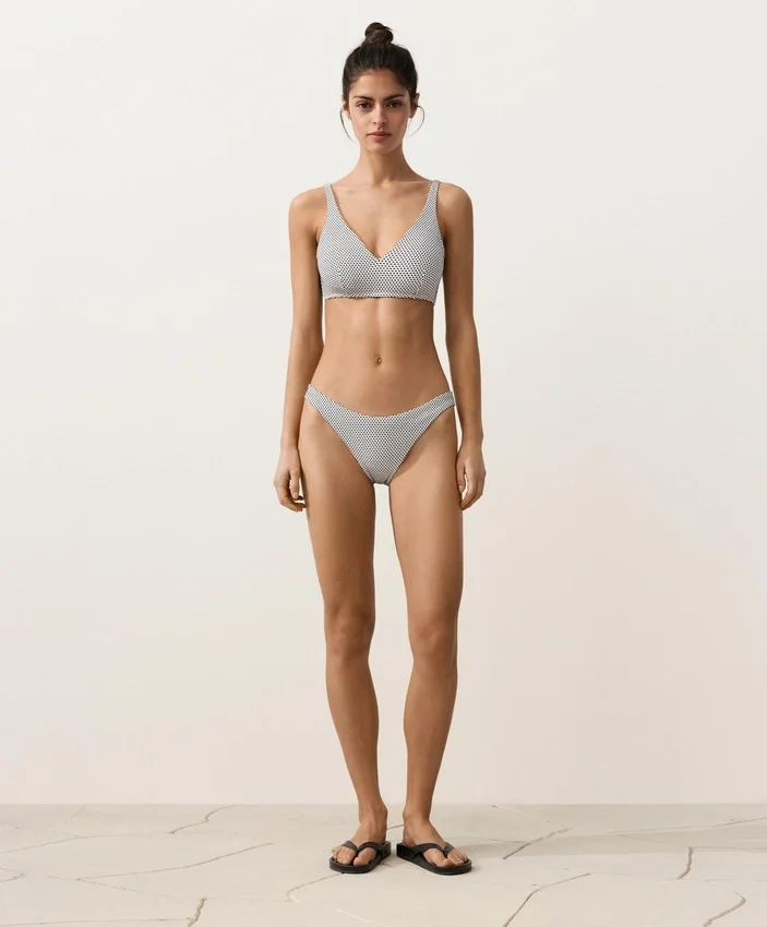 Braguitas de bikini de corte en U y cobertura media con estampado de lunares en jacquard Braguitas de bikini de corte en U y cobertura media con estampado de lunares en jacquard