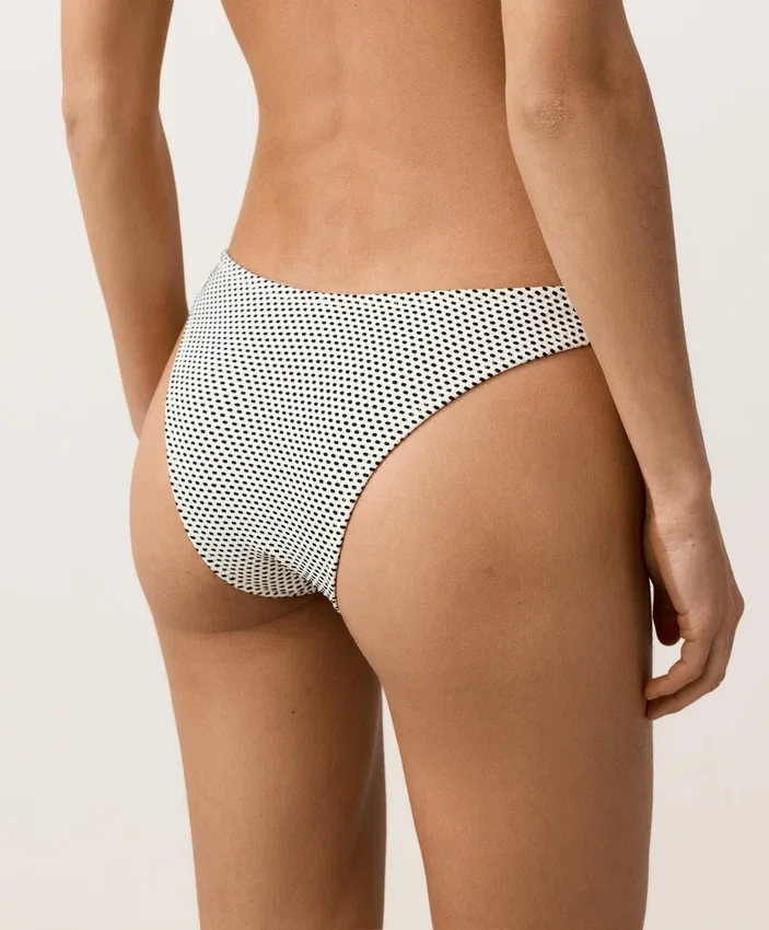 Braguitas de bikini de corte en U y cobertura media con estampado de lunares en jacquard Braguitas de bikini de corte en U y cobertura media con estampado de lunares en jacquard