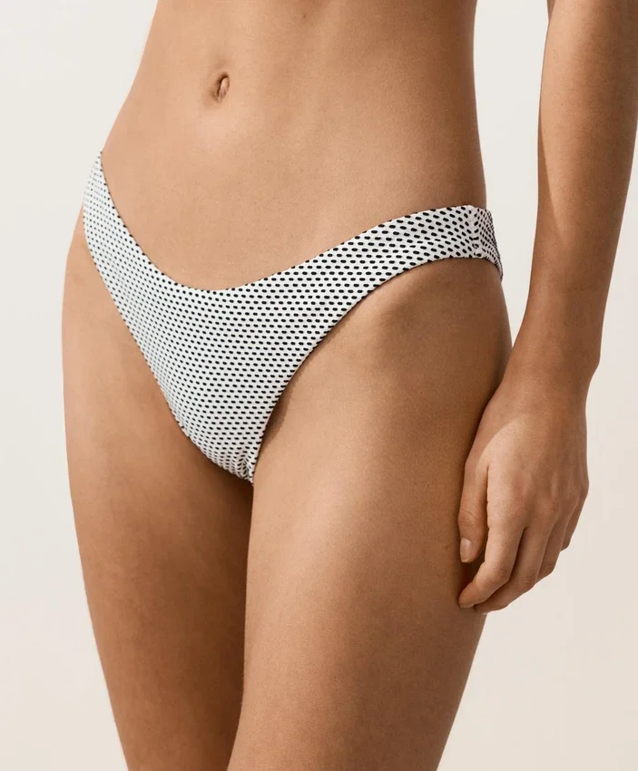 Braguitas de bikini de corte en U y cobertura media con estampado de lunares en jacquard Braguitas de bikini de corte en U y cobertura media con estampado de lunares en jacquard