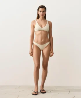 Braguitas de bikinis brasileñas con corte en U y tejido arrugado