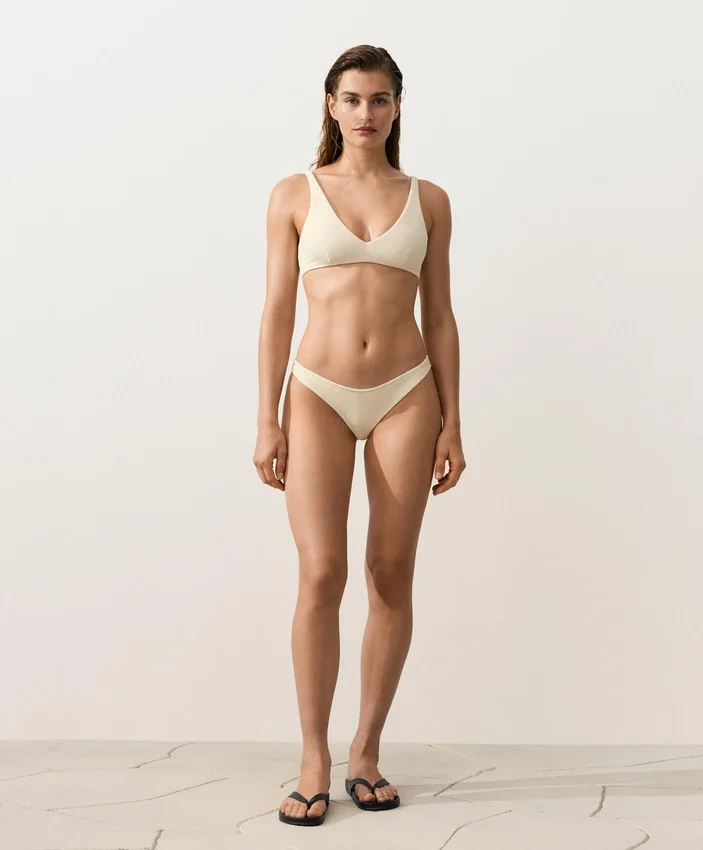 Braguitas de bikinis brasileñas con corte en U y tejido arrugado Braguitas de bikinis brasileñas con corte en U y tejido arrugado