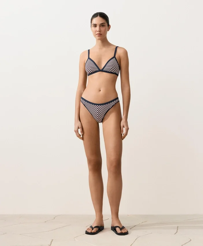 Partes de arriba de bikini triangular con rayas texturizadas Partes de arriba de bikini triangular con rayas texturizadas