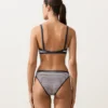 Partes de arriba de bikini triangular con rayas texturizadas Partes de arriba de bikini triangular con rayas texturizadas