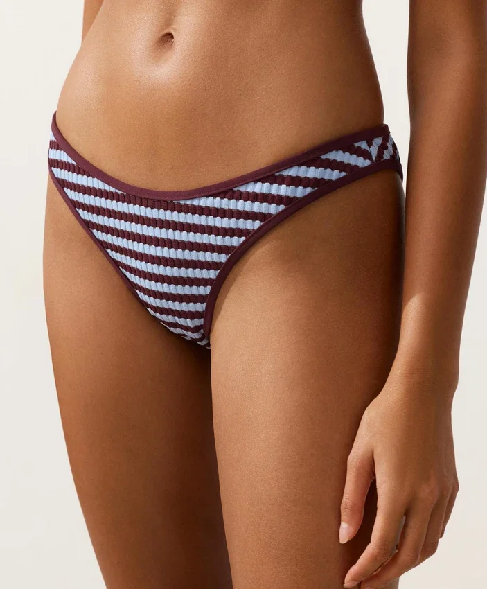 Braguitas de bikinis de cobertura media con corte en U y rayas texturizadas Braguitas de bikinis de cobertura media con corte en U y rayas texturizadas