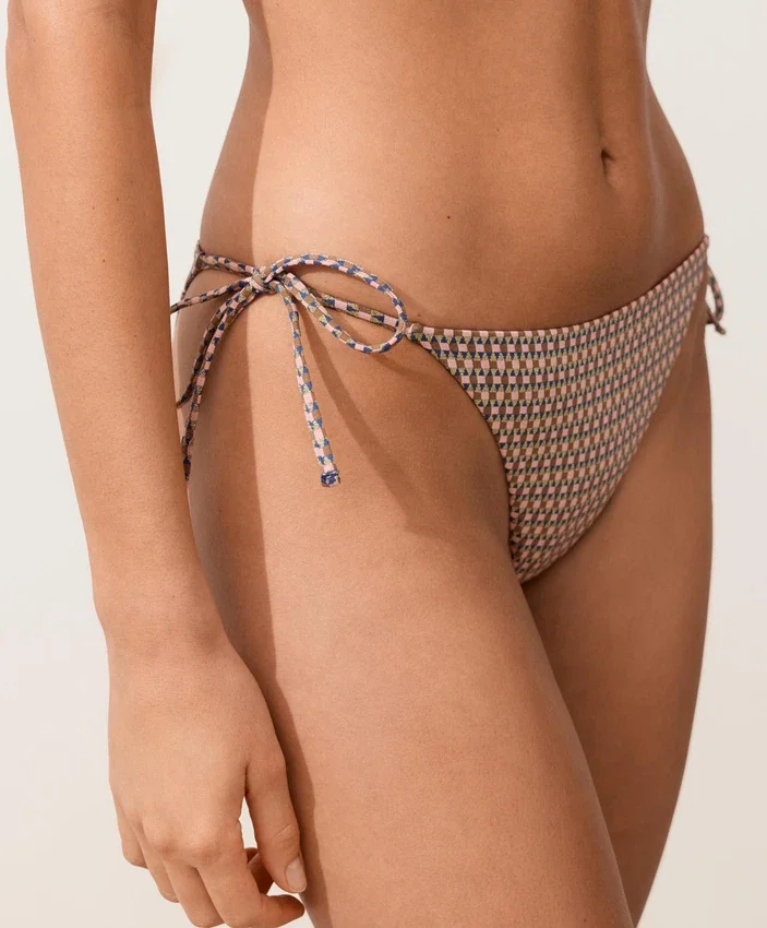 Braguitas de bikinis de cobertura media con estampado mini de hilo metálico y lazos Braguitas de bikinis de cobertura media con estampado mini de hilo metálico y lazos