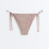 Braguitas de bikinis de cobertura media con estampado mini de hilo metálico y lazos Braguitas de bikinis de cobertura media con estampado mini de hilo metálico y lazos