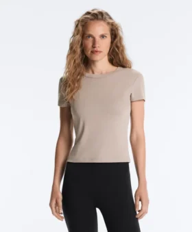 Camiseta ajustada de manga corta con cuello redondo y tirantes acanalados