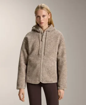 Chaqueta con capucha de imitación de piel de oveja