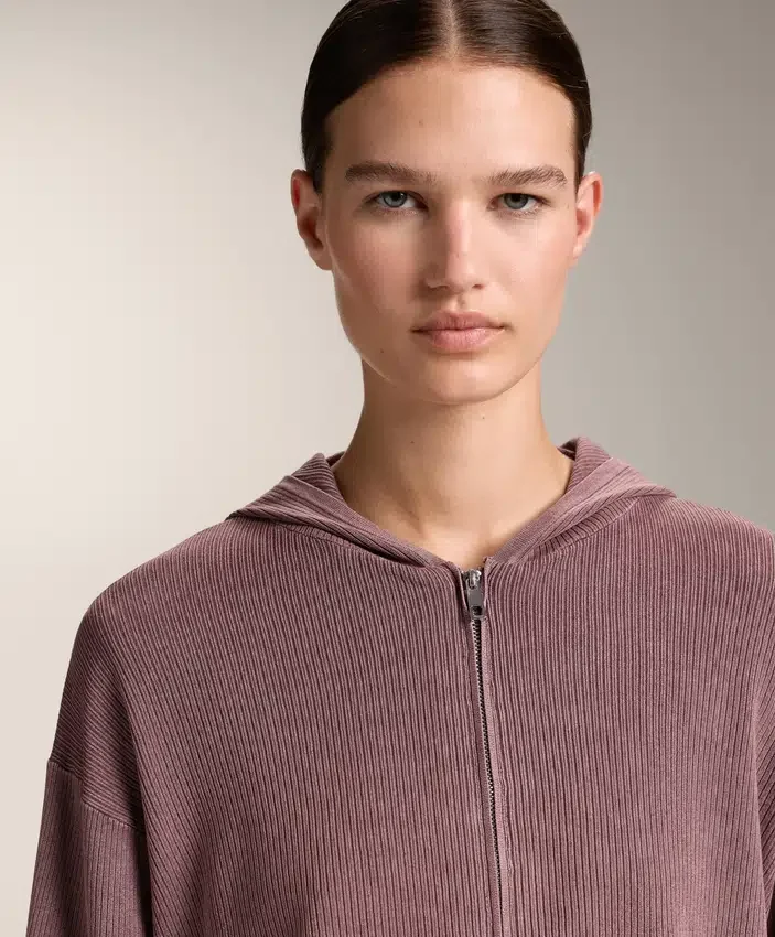 Chaqueta con capucha de punto acanalado Chaqueta con capucha de punto acanalado