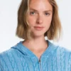 Chaqueta con capucha de punto trenzado lavado Chaqueta con capucha de punto trenzado lavado