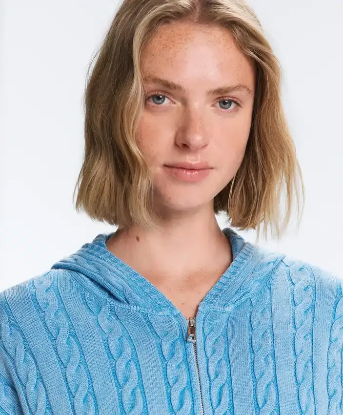 Chaqueta con capucha de punto trenzado lavado Chaqueta con capucha de punto trenzado lavado