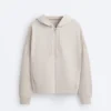 Chaqueta con capucha y detalles acanalados en modal cepillado