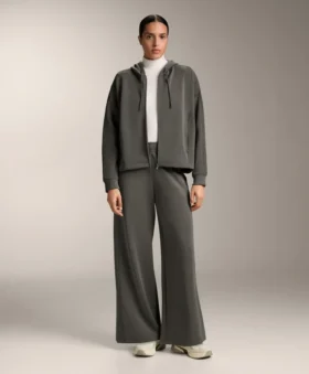 Chaqueta con capucha y detalles acanalados en modal cepillado