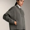 Chaqueta con capucha y detalles acanalados en modal cepillado