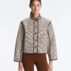 Chaqueta con cuello alto y ribetes en contraste Chaqueta con cuello alto y ribetes en contraste