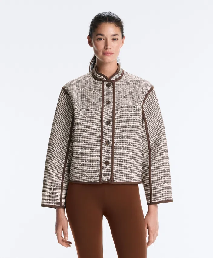 Chaqueta con cuello alto y ribetes en contraste Chaqueta con cuello alto y ribetes en contraste