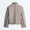 Chaqueta con cuello alto y ribetes en contraste Chaqueta con cuello alto y ribetes en contraste