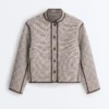 Chaqueta con cuello alto y ribetes en contraste Chaqueta con cuello alto y ribetes en contraste