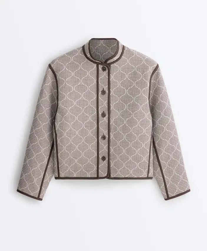 Chaqueta con cuello alto y ribetes en contraste Chaqueta con cuello alto y ribetes en contraste