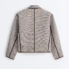 Chaqueta con cuello alto y ribetes en contraste Chaqueta con cuello alto y ribetes en contraste
