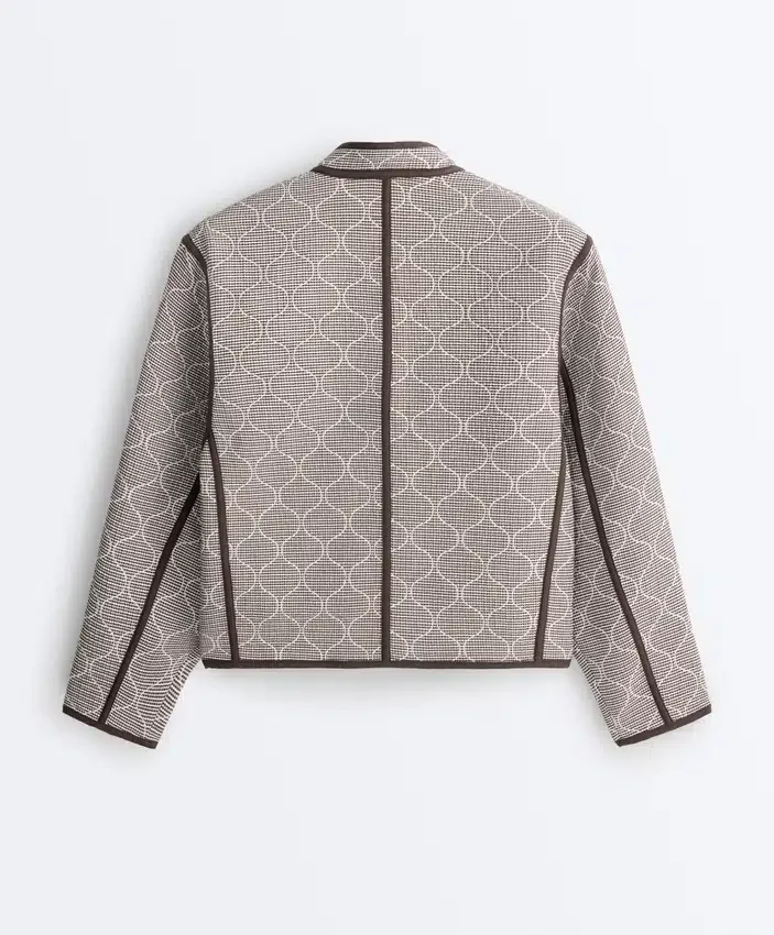 Chaqueta con cuello alto y ribetes en contraste Chaqueta con cuello alto y ribetes en contraste