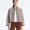 Chaqueta con cuello alto y ribetes en contraste Chaqueta con cuello alto y ribetes en contraste