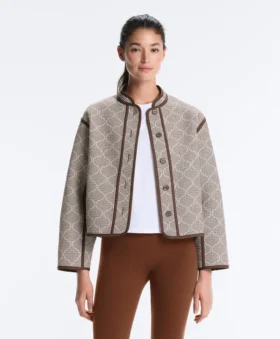 Chaqueta con cuello alto y ribetes en contraste