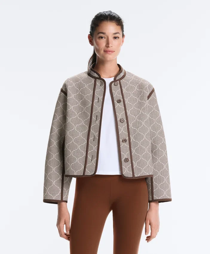 Chaqueta con cuello alto y ribetes en contraste Chaqueta con cuello alto y ribetes en contraste