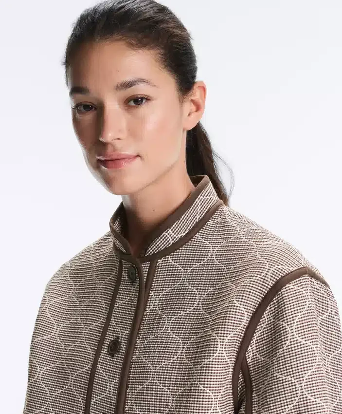 Chaqueta con cuello alto y ribetes en contraste Chaqueta con cuello alto y ribetes en contraste