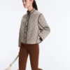 Chaqueta con cuello alto y ribetes en contraste Chaqueta con cuello alto y ribetes en contraste