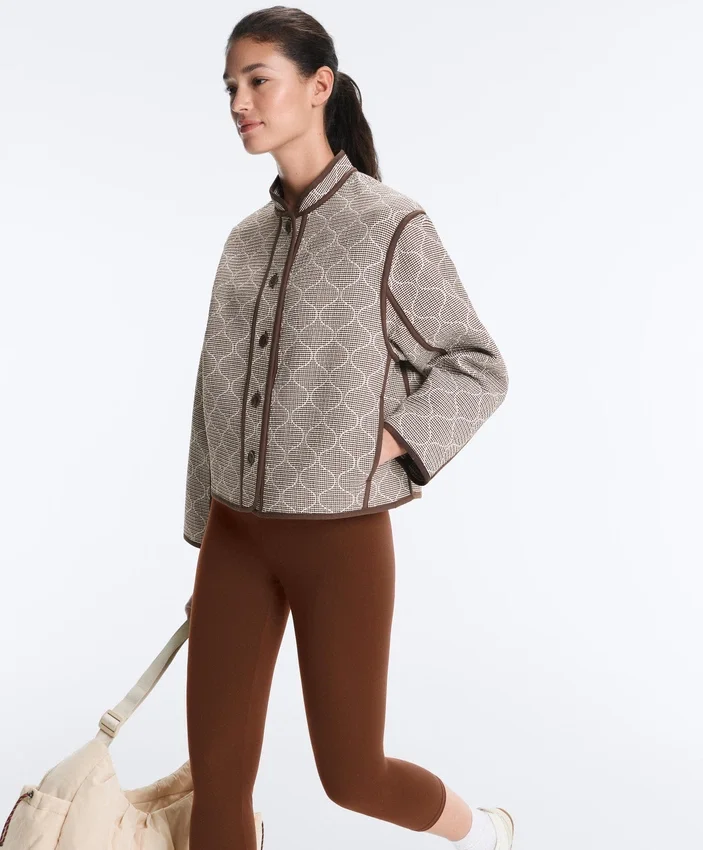 Chaqueta con cuello alto y ribetes en contraste Chaqueta con cuello alto y ribetes en contraste