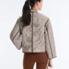 Chaqueta con cuello alto y ribetes en contraste Chaqueta con cuello alto y ribetes en contraste